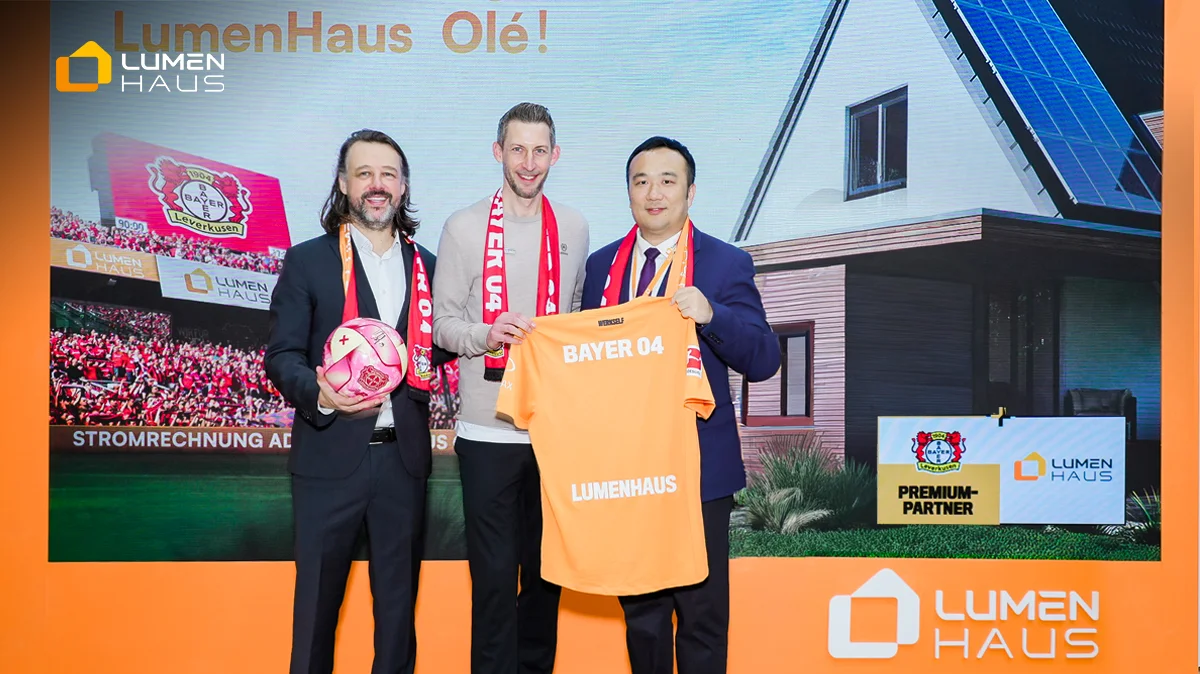 Bundesliga-Legende Stefan Kießling besucht LumenHaus auf der Solar Solutions Düsseldorf 2025