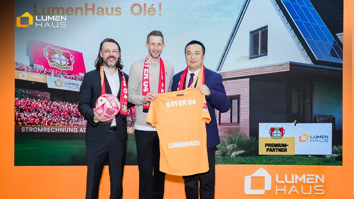 Bundesliga Legend Stefan Kießling Visits LumenHaus at Solar Solutions Düsseldorf 2025